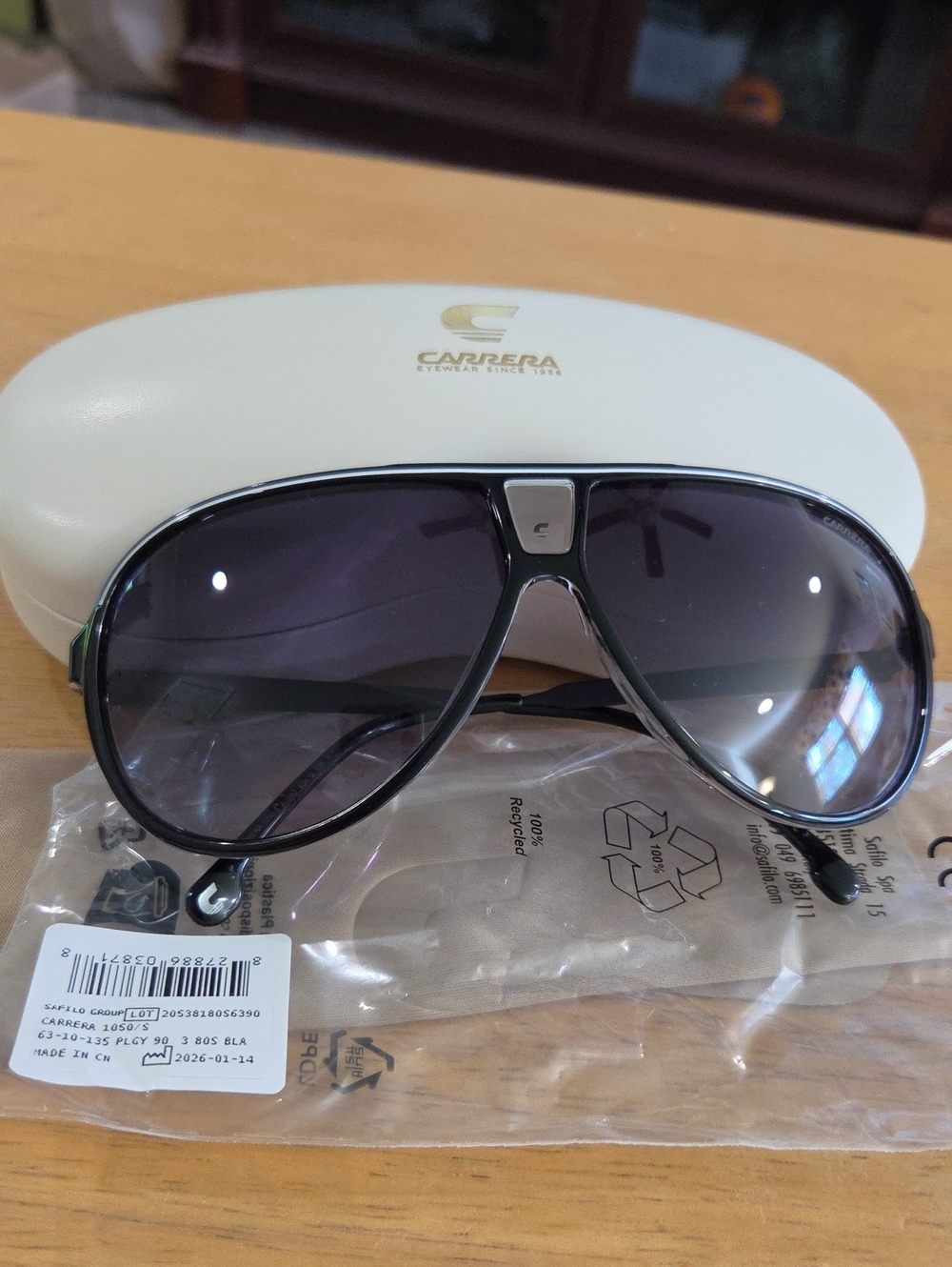 Carrera Men’s Black Aviator Sunglasses with Gradient Lenses. 1050/S